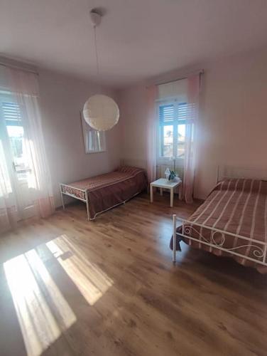 - une chambre avec un lit, une table et des fenêtres dans l'établissement Casa vista lago, à Toscolano Maderno