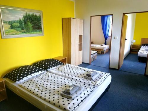 um quarto com uma cama grande num quarto em Hotel Vyhlídka em Lomnice nad Popelkou