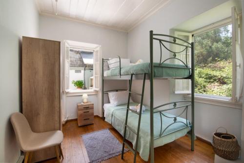 Двухъярусная кровать или двухъярусные кровати в номере Chrysa's Hideaway