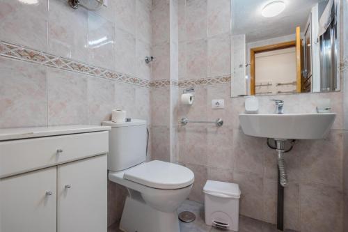 een badkamer met een wit toilet en een wastafel bij Lightbooking Don Paco Patalavaca in Mogán