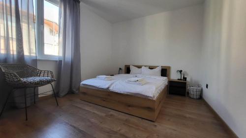 察雷沃的住宿－Q Аpartment，卧室配有床、椅子和窗户。
