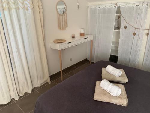 a room with a bed with two towels on it at Le Cocon du Lagon in La Saline les Bains