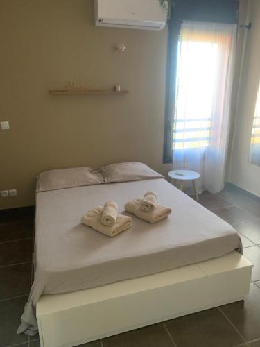 sypialnia z łóżkiem z ręcznikami w obiekcie Le Cocon du Lagon w mieście La Saline les Bains