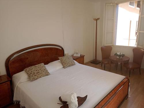 een slaapkamer met een groot bed in een kamer bij Ca' del Portico in Valsolda