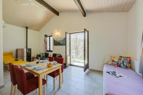 ein Esszimmer mit einem Tisch und einem Sofa in der Unterkunft Ca' Mia Panoramica - Happy Rentals in Lugano