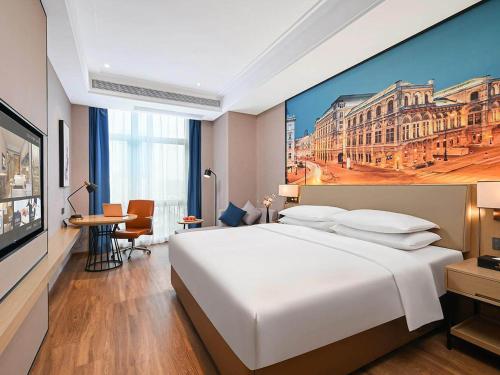 重慶市にあるVienna International Hotel Chongqing Central Park 5 0の白い大型ベッドと絵画が備わるホテルルームです。