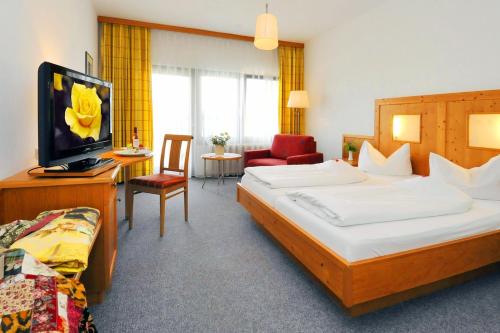a hotel room with two beds and a television at Schlossgasthof in Artstetten