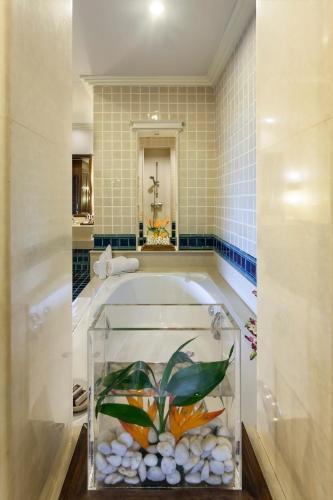 a bathroom with a bath tub with a fish tank at Katiliya Mountain Resort And Spa in Mae Salong Nai