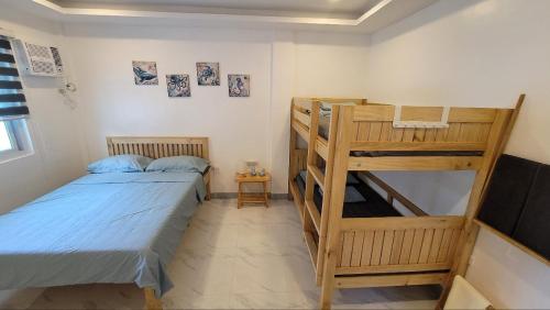 TuloMir #A 뚤로미르 행복한 4인실 في موالبوال: غرفة نوم بسريرين بطابقين وسلم