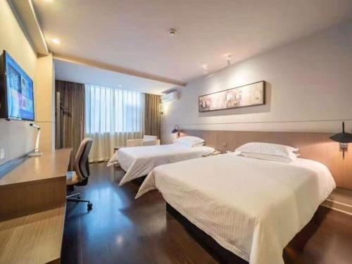 Ліжко або ліжка в номері Jinjiang Inn Select Zhenjiang Xijingdu Daxi Road