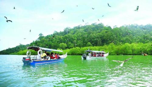 dos barcos en el agua con gente en ellos en SERI LAGENDA 4, en Kuah