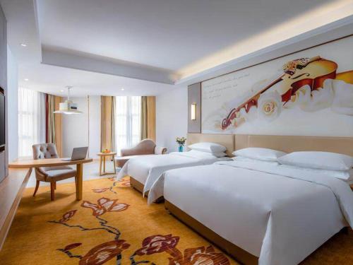 Postel nebo postele na pokoji v ubytování Vienna International Hotel Fujian Quanzhou Jinjiang Airport