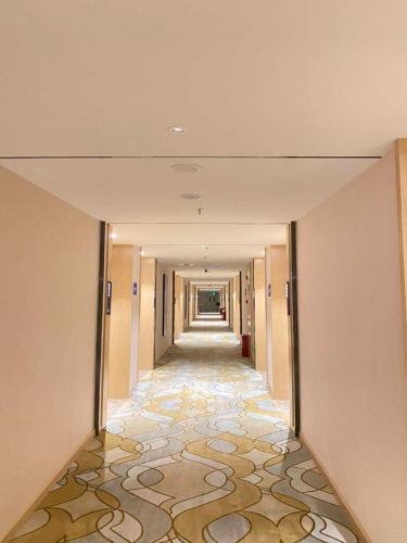 a hallway of a hotel with a carpeted floor at Kyriad Marvelous Hotel Zhongshan West District in Changzhou