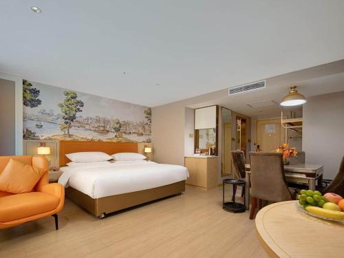 Habitación de hotel con cama y comedor en Vienna Hote Nanjing Lishui Tianshengqiao Avenue Wuxiang Shuizhen 5 0, en Lishui