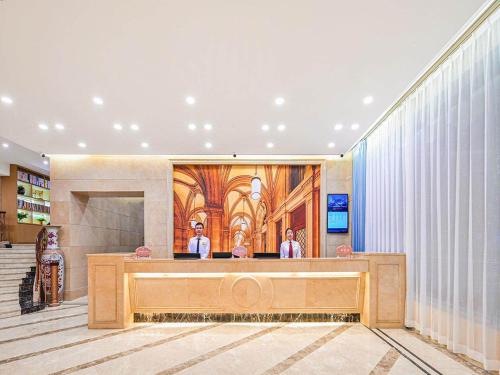 two men are standing in a court courtroom at Vienna Classic Hotel Wenzhou Cangnan High-Speed Railway Station Shop in Cangnan