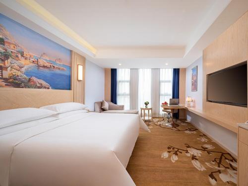 a hotel room with two beds and a flat screen tv at Vienna International Hotel Chongqing Yuanyangyuanboyuan in Chongqing