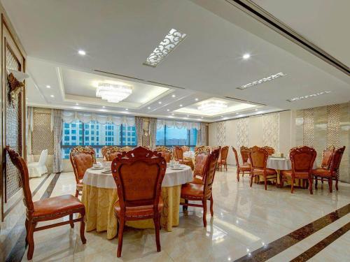 a dining room with tables and chairs in a room at Vienna Hote Nanjing Lishui Tianshengqiao Avenue Wuxiang Shuizhen 5 0 in Lishui