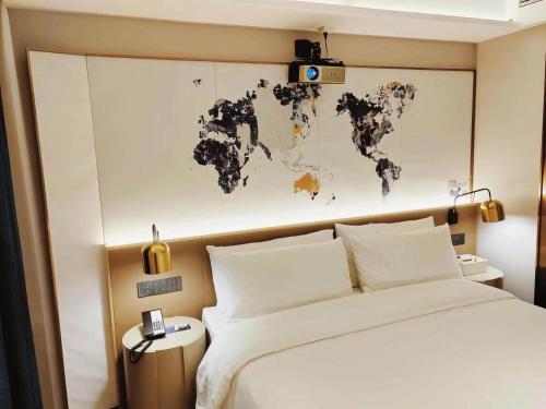 Postel nebo postele na pokoji v ubytování Kyriad Marvelous Hotel Weihai Happy Gate Weigao Plaza