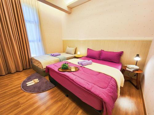 2 Betten in einem Zimmer mit rosa Bettwäsche in der Unterkunft Ipoh The COVE at Ipoh Garden East 7 PAX Cozy Fully Air-Con in Ipoh