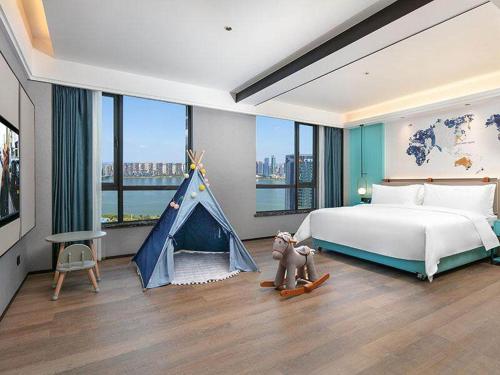 um quarto com uma cama e uma tenda de jogos em Kyriad Marvelous Hotel Changsha Hunan Financial Center em Changsha