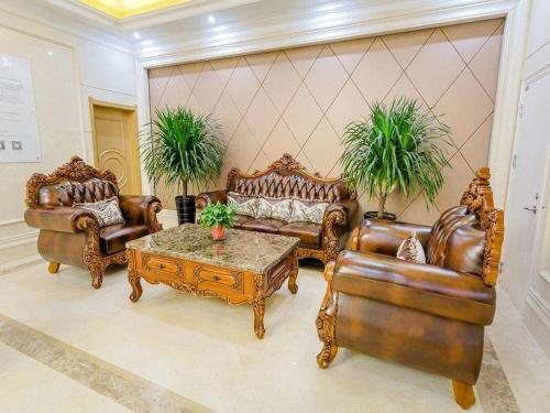 a living room with leather furniture and a coffee table at Vienna Classic Hotel Mudanjiang Railway Station in Mudanjiang
