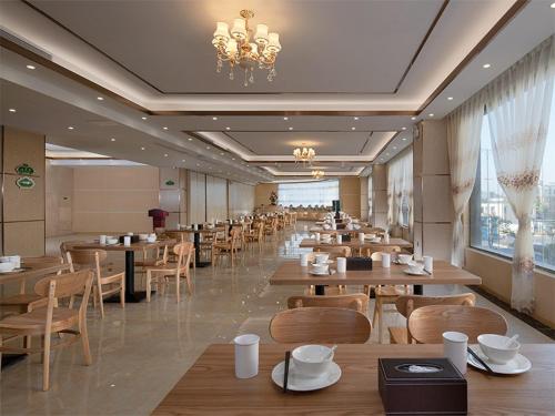 A restaurant or other place to eat at Vienna Classic Hotel Shenzhen Pingshan Bihu Hotel