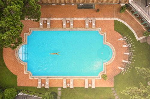 an airplane is flying over a large swimming pool at Romantik Hotel Oberwirt in Marlengo