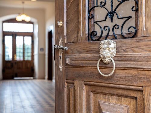 a wooden door with a lion knocker on it at Gästehaus Schloss Janson 