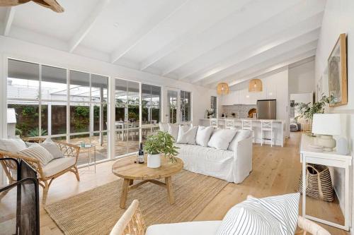 sala de estar con sofá blanco y mesa en Backbeach House - relaxing coastal escape, en Blairgowrie