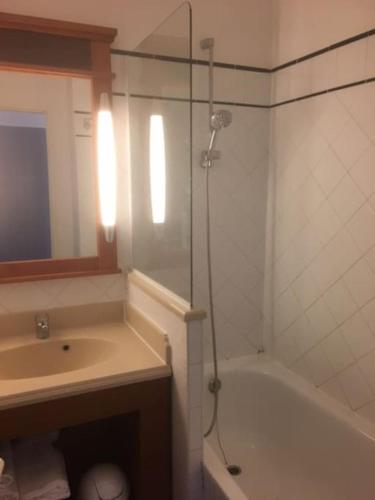 une salle de bain avec une douche, un lavabo et une baignoire dans l'établissement Apt T2 calme sur golf, piscine, ocean 10 min en vélo, à Lacanau