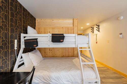 a bunk bed with a ladder in a room at Flurry by AvantStay Tahoe Donner Home w Access to Northstar Resort Community in Kingswood Estates