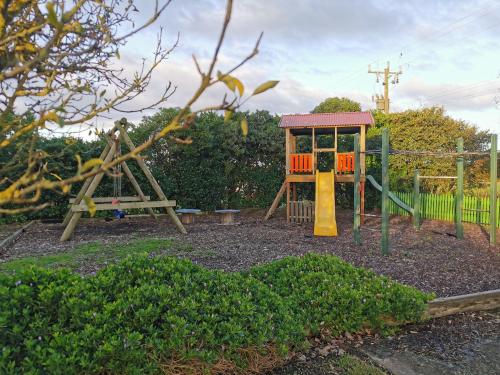 un parque infantil con tobogán y estructura de juegos en Colac Otway Caravan & Cabin Park en Colac