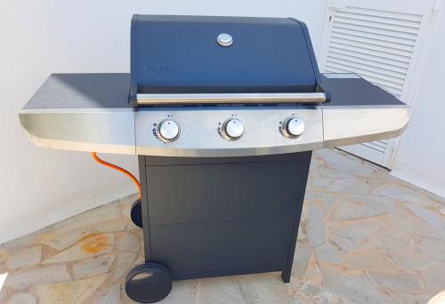 a grill with a laptop on top of it at Ferienhaus in Can Picafort, nahe Playa de Muro, 4 x Schlafzimmer mit Bad in Can Picafort