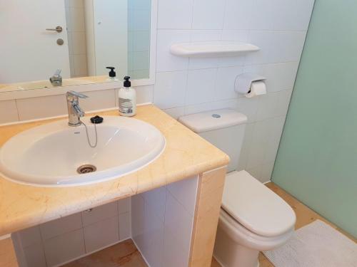 a bathroom with a sink and a toilet at Ferienhaus in Can Picafort, nahe Playa de Muro, 4 x Schlafzimmer mit Bad in Can Picafort