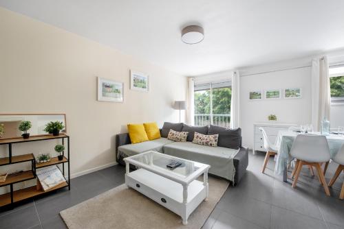 un salon avec un canapé et une table dans l'établissement Le Corbusier - T3 atypique et spacieux, à Toulouse