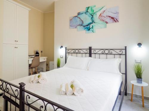 Un dormitorio con una gran cama blanca con zapatos. en Sweet Dreams - MORADA, en Cagliari
