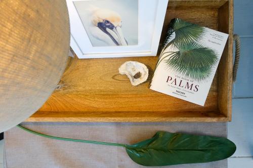 una estantería de madera con una foto de un pájaro y una planta en Miami Beach Villa with Sparkling Pool! Sleeps 10+! en North Miami Beach