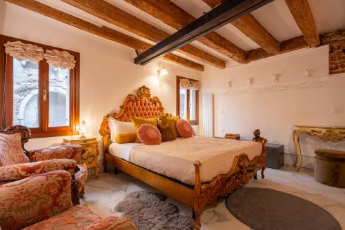 um quarto com uma cama king-size e um sofá em Casa al Ponte Scudi - 4 Windows on the Canal em Veneza