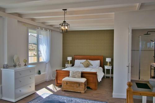 - une chambre avec un lit, une commode et une fenêtre dans l'établissement Maison de charme centre Lézignan-C. avec terrasse, à Lézignan-Corbières