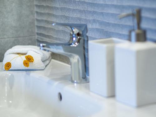 um lavatório de casa de banho com uma torneira e uma toalha em Apartment Abora with Pool, Gym and Free Parking em Las Palmas de Gran Canárias