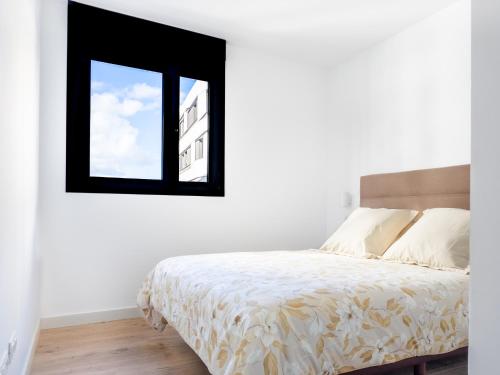 a bedroom with a bed and a window at Apartment Abora with Pool, Gym and Free Parking in Las Palmas de Gran Canaria