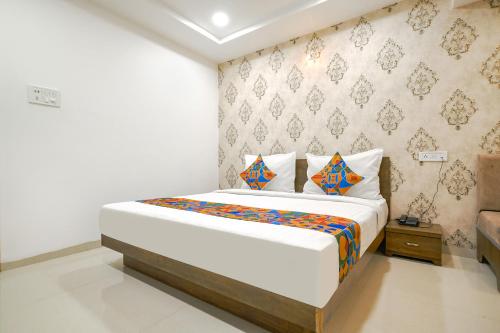 1 dormitorio con 1 cama grande en una habitación en FabHotel Ten Eleven, en Indore