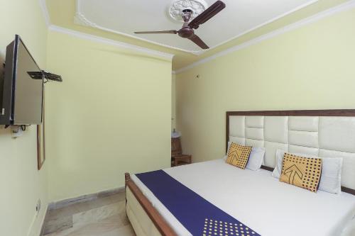 a bedroom with a bed and a ceiling fan at OYO Hotel Star Inn in Sohāna