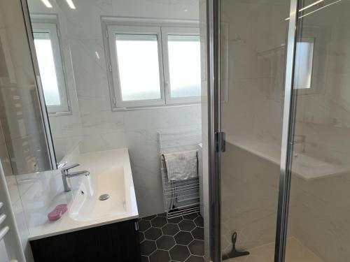 biała łazienka z prysznicem i umywalką w obiekcie Studio Le Home Varaville, 1 pièce, 4 personnes - FR-1-487-256 w mieście Varaville