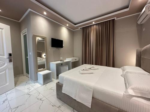 a hotel room with a bed and a bathroom at Perseus Hotel in Palasë