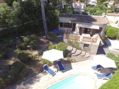 une vue aérienne d'une maison avec piscine dans l'établissement Mas provençal 8 personnes la Farigoulette aux Issambres, à Saint-Peïre-sur-Mer