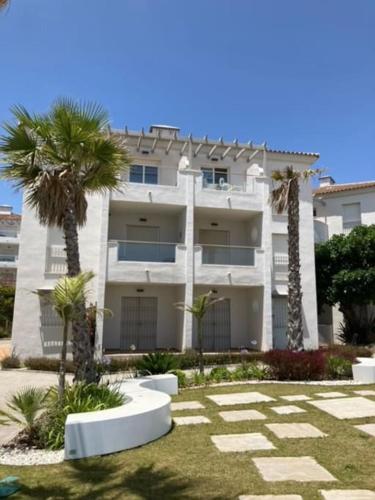 Beautiful top floor apt w amazing panoramic sea views!