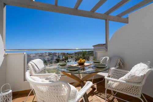 Beautiful top floor apt w amazing panoramic sea views!