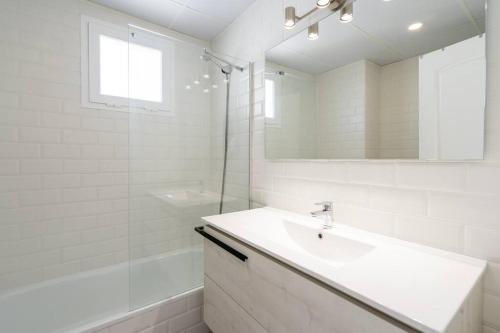 Beautiful top floor apt w amazing panoramic sea views!