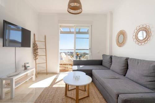 Beautiful top floor apt w amazing panoramic sea views!